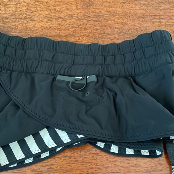 LULULEMON Shanti Surf Black White Reversible Striped Shorts Size 2 - Picture 7 of 8